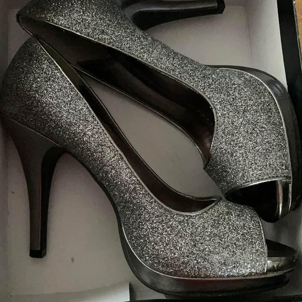 Rampage, 8 1/2, pewter sparkle gray